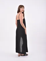 Vestido largo color coral con breteles finos y tajo lateral.