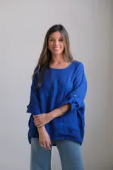 Blusa azul francia de lino con mangas 3/4 y detalle de bordado en el frente.