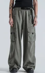 Pantalón cargo gris con cintura elástica, bolsillos laterales con solapa y corte oversize.