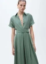 Vestido camisero midi color verde salvia, con cuello camisero, mangas cortas con dobladillo, cierre frontal con botones y cinturón con hebilla forrada.