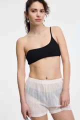 Top de bikini negro con un solo tirante.