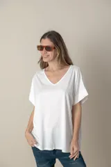 Remera holgada color beige, de escote en V y mangas cortas.