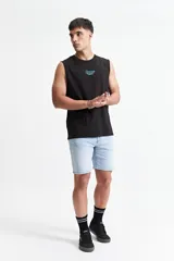 Musculosa negra de algodón con corte oversize y estampado en turquesa en la espalda con la frase "Good things Never come from Comfort Zones" y el logo de la marca Mistral.