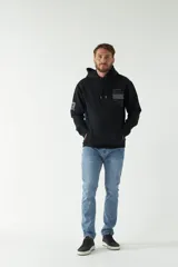 Buzo canguro negro con capucha ajustable y logo estampado.