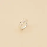 Anillo de plata 925 con diseño de doble banda.