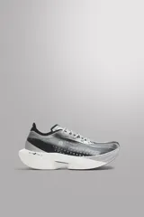 Zapatilla deportiva para correr largas distancias Zara Athleticz. Parte superior de tejido de punto transpirable, suela de TPE-A con placa de carbono interna y plantilla OrthoLite® extraíble.