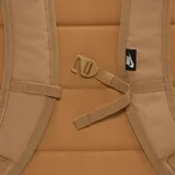 Mochila Nike Heritage color crema con logo blanco estampado en el bolsillo frontal.