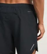 Bermuda deportiva masculina de poliéster, modelo running, color negro. Posee cintura elástica con ajuste interno, sin estampa y bolsillo trasero con cremallera.