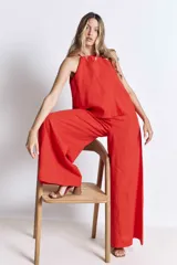 Blusa sin mangas color rojo, con cuello halter y corte holgado.