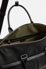 Bolso de viaje negro con textura grabada, compartimento principal con cierre de cremallera, bolsillo interior con cremallera, bolsillo frontal con cremallera, asa de hombro removible y ajustable.
