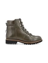 Borcego alpino color verde oliva de cuero napa con detalles metálicos, base de goma estilo trucker con pespuntes naturales en contraste y cordones de algodón al tono. Diseñado en Uruguay y fabricado en Brasil.