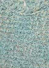 Top sin mangas de tejido tweed color celeste, con cuello redondo y terminaciones deshilachadas.