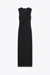 Vestido midi negro de tejido de punto, con cuello redondo, manga sisa, drapeado en el frente, forro interior, abertura en la espalda y cierre con cremallera oculta en la costura.
