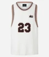 Musculosa de punto color crema con cuello redondo y bies contrastante en marrón. Presenta el número 23 estampado en el frente y un pequeño logo con una estrella.