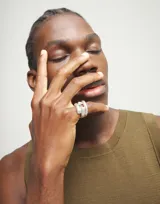 Anillo ancho de aleación de metales bañado en plata de ley, con diseño de tubos entrelazados.