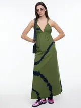 Vestido largo verde con estampado tie-dye azul, escote en V y breteles finos.