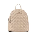 Mochila color beige con diseño acolchado en símil cuero. Tiene acceso con cierre, dos compartimentos, un bolsillo interno con cierre y dos abiertos. La correa es regulable y los herrajes son plateados.