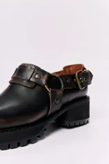 Zuecos de cuero con estampado animal print blanco y negro, con plataforma y hebillas metálicas.