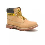 Botas de trabajo Caterpillar modelo Colorado 2.0, color beige con cuello acolchado negro, cordones amarillos y suela marrón.