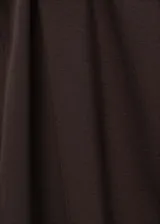 Musculosa marrón de lyocell con cuello escotado y tirantes anchos.