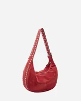 Bolso marrón de gamuza con forma de media luna y tachas plateadas. Tiene correa de hombro ajustable con hebilla metálica y cierre superior con cremallera.