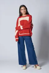 Sweater tejido jersey color naranja y beige, 100% acrílico con diseño jacquard Collage, de corte oversize.