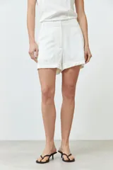 Short color crudo con bolsillos laterales y cintura con presillas.