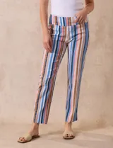 Pantalón recto de gabardina elastizada con estampado floral multicolor. Pretina ancha elastizada. Marca Zac & Rachel.