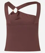 Blusa cropped marrón con breteles anchos y escote asimétrico con aviamento de aro.