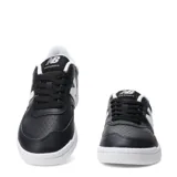 Championes New Balance modelo 080, color negro con detalles en blanco, con logo "N" en los laterales y suela blanca.