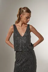 Blusa gris con lentejuelas, de poliéster, corte holgado y escote en V.
