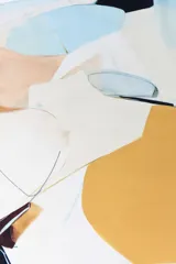 Pañuelo rectangular con estampado abstracto en tonos celeste, beige, blanco, negro y ocre.