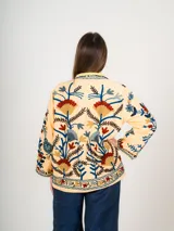 Chaqueta color crema con bordado floral multicolor de estilo suzani, confeccionada en algodón.