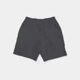 Short deportivo gris, con cintura elástica y logo de la marca en el costado.