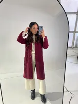 Tapado largo de jeans color bordó con cuello camisero, cierre frontal con botones a presión, mangas largas con puños abotonados, bolsillos laterales y bordado floral en la espalda.