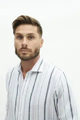 Camisa de manga larga para hombre, color blanco con rayas verticales finas en tonos grises y azules. Confeccionada en una mezcla de lino y algodón, de corte semi slim y logo bordado en el pecho.