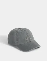 Gorra de béisbol gris de denim con efecto lavado y bordado frontal con la palabra "Seoul".