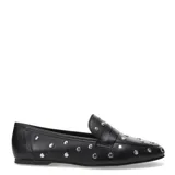 Zapato negro de cuero con detalles metálicos y diseño elegante.