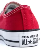 Championes Converse Chuck Taylor All Star Core Ox de lona color rojo con suela de goma blanca y cordones blancos.