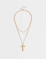 Collar doble dorado, uno con cadena de eslabones y dijes de corazones, y otro con perlas y dije de cruz con detalles de perlas.