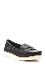 Zapato tipo mocasín clásico negro, confeccionado en cuero liso con suela blanca.