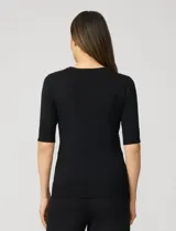 Buzo violeta tejido en hilado fino, con cuello redondo y mangas 3/4.