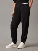 Pantalón de chándal negro de felpa de mezcla de algodón reciclado, corte regular, cintura elástica con cordón interior, puños de punto, bolsillos en la costura lateral y bordado en relieve Calvin Klein en la parte superior de la pierna.