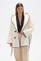 Chaqueta marrón con textura, doble botonadura, cuello en V, cinturón y capucha.