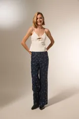 Pantalón de jean azul oscuro con estampado de corazones blancos, corte ancho y tiro alto.