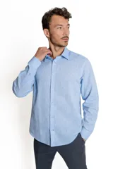 Camisa de vestir rosada de lino y algodón, de manga larga y corte clásico.