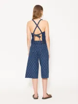 Bermuda de denim azul con diseño de rombos en relieve, corte ancho a la rodilla y tiro alto.