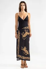 Pareo de modal con estampado de tigres color camel sobre fondo negro.