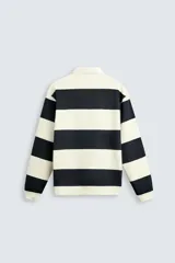 Sudadera azul marino de corte regular con cuello polo blanco de solapa y cierre frontal de botonadura oculta.