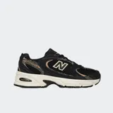Championes New Balance 530 negros con detalles en beige y blanco.
